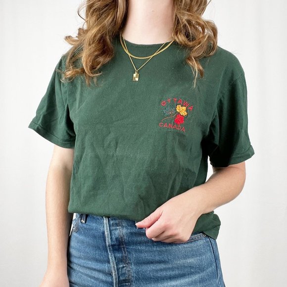 Vintage Canadian Embroidered Oversized T-shirt Ottawa Canada Maple Leaf Tree Tee - Picture 7 of 7